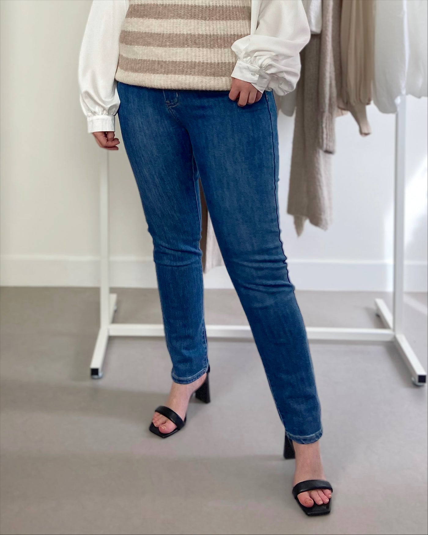 Mid Waist Jeans Dark Wash